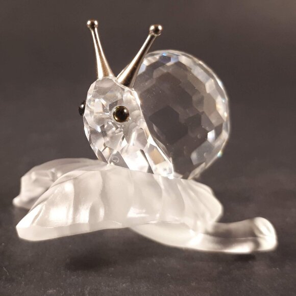Swarovski snail on a frosted wine leaf - Picture 7 of 9
